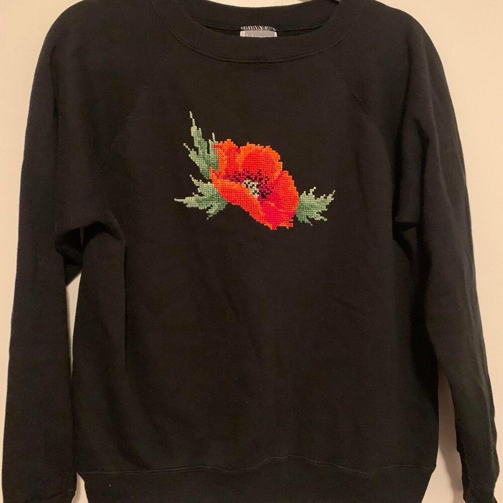 90s Embroidered Poppy on Black Sweater, size L